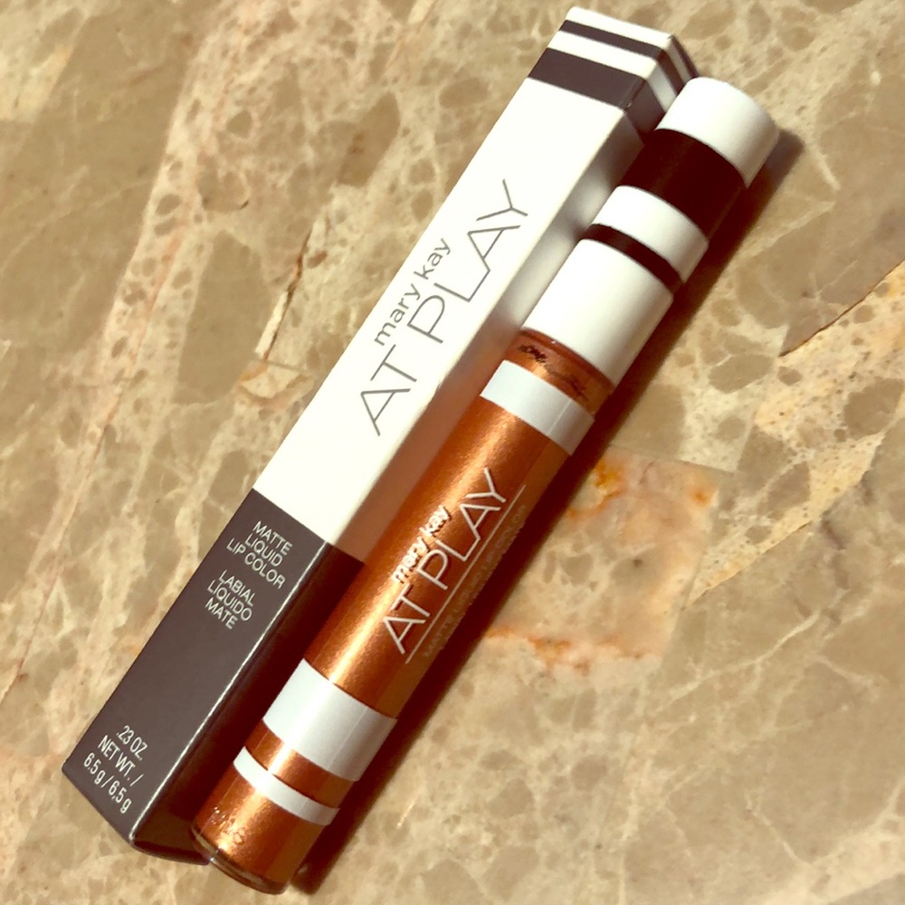 MARY KAY - AT PLAY -Matte Liquid Lip Color (PETAL)